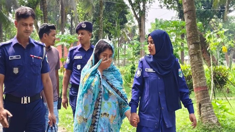 গয়না হাতিয়ে নিতে দাদিকে হত্যা করেন নাতনি...