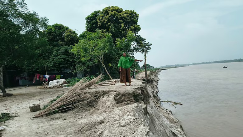 বাসিন্দাদের চোখের সামনেই বিলীন হচ্ছে বসতবাড়ি ও ফসলি জমি...