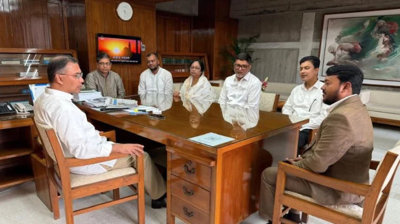 প্রধানমন্ত্রী তারেক রহমানের সঙ্গে সৌজন্য সাক্ষাৎ করেছেন ৫ সিটি কর্পোরেশনের নবনিযুক্ত প্রশাসকরা।