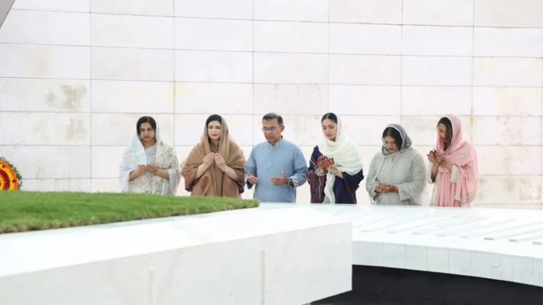 প্রধানমন্ত্রী তারেক রহমান পবিত্র ঈদুল ফিতরের দিন পরিবারের সদস্যদের সঙ্গে নিয়ে বাবা-মায়ের কবর জিয়ারত...